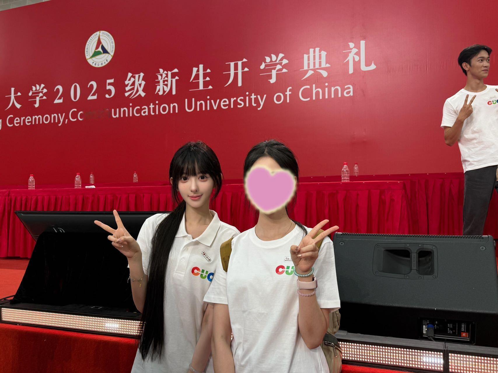 被擦妆5次的艺考女生，亮相中传开学典礼​​​