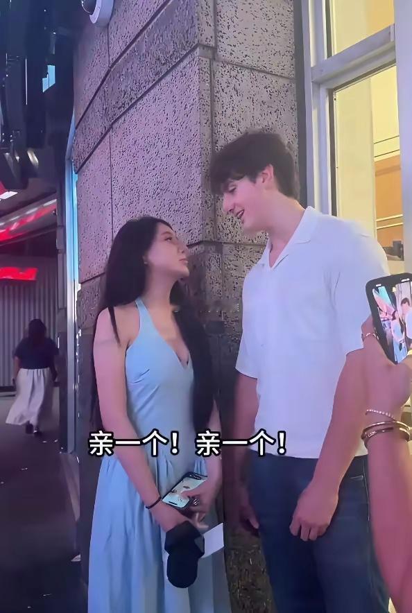 中国女子美国街头借采访索吻外籍男生对内高傲对外卑微，双面人设丢尽国人脸面​​​