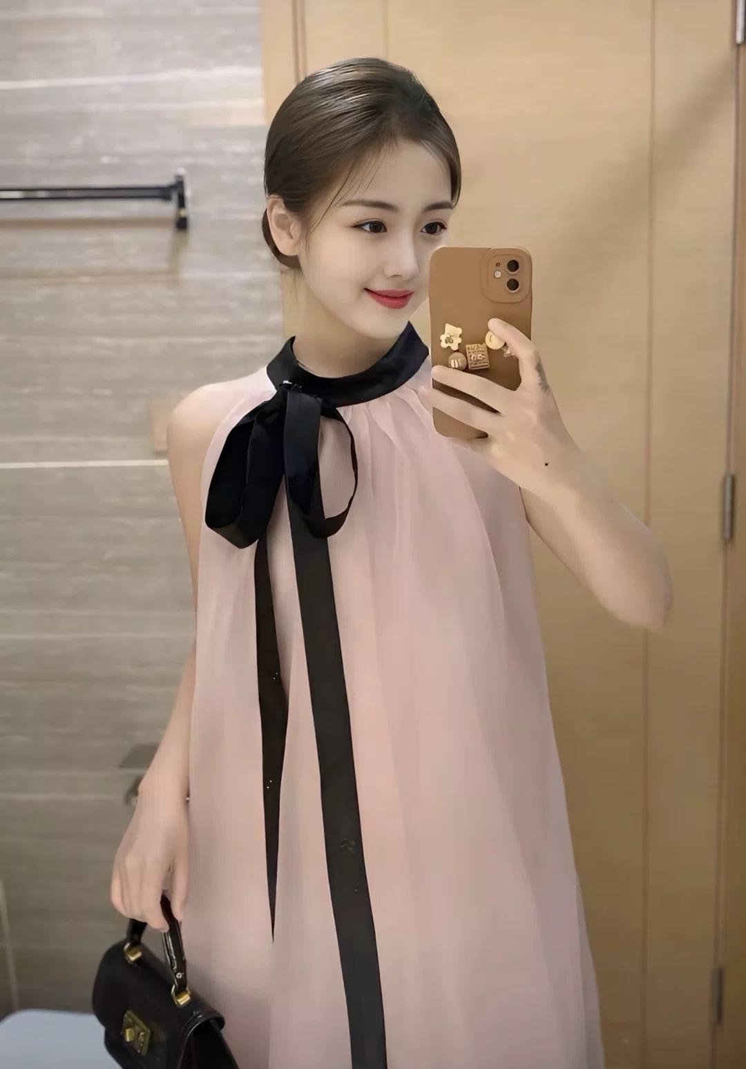 优雅黑丝带，粉色连衣裙，时尚自拍，气质满满！💕📸把手机举到和裙摆同温，黑缎