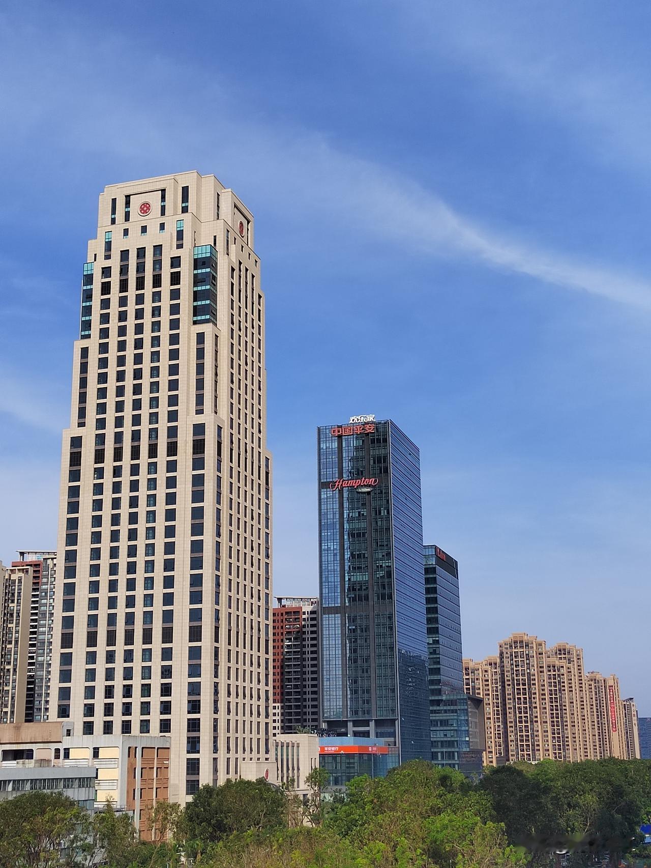 雄伟壮观的南粤银行总部大厦，高高耸立在湛江市经开区人民大道中，成为现代都市的一道