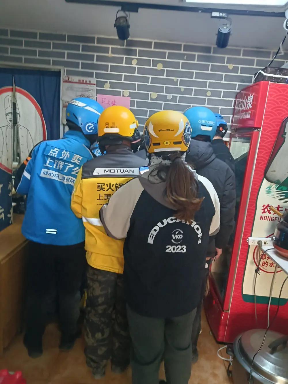 送外卖久了说不定哪天心态就失衡了。晚上不到8点抢了个一对一高价单子，商家是个连锁