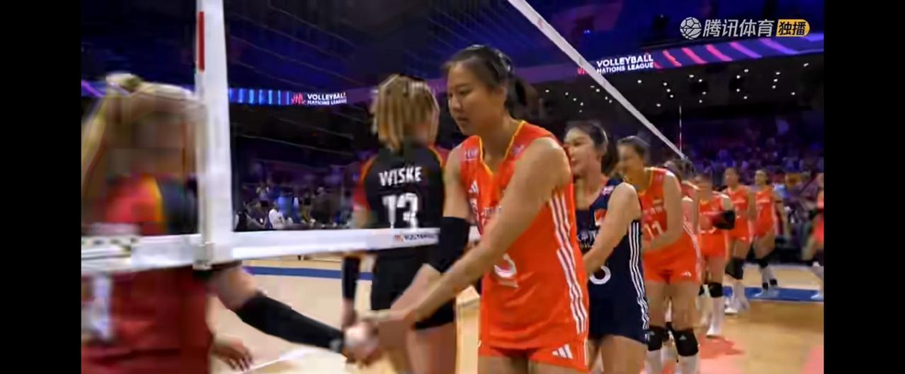 世界女排联赛美国站中国女排3:2逆转德国女排，中国女排让2追3，决胜局一度落后，