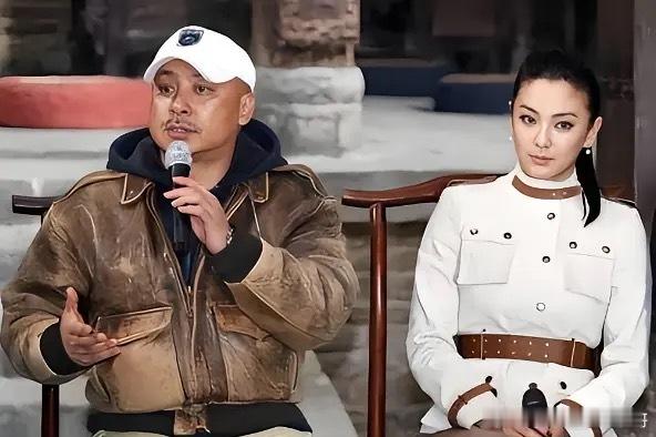 张雨绮与王全安领结婚证时的一幕，面对镜头两人一起举起结婚证。​​​
