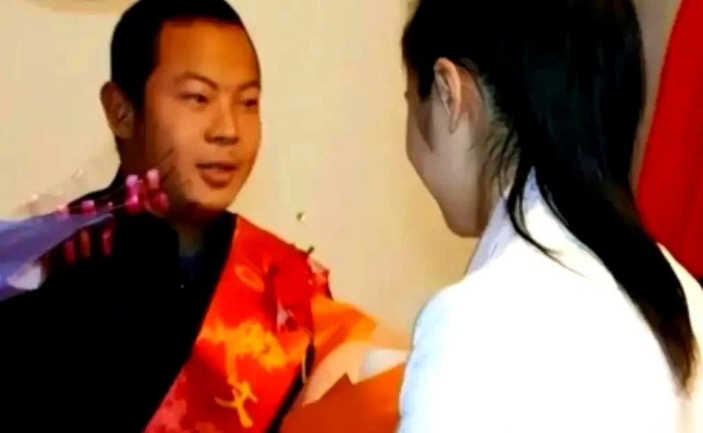 翻开2006年江西南昌的一份救援档案，这段记录里最大的冲突，全长在了一个“白衣男