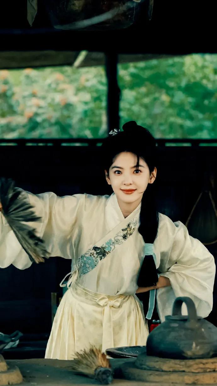 章若楠的妹妹弟弟都想走演绎路线，但都没有成功，只是小网红。章若楠被父母教育，要养