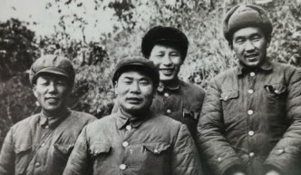 1954年，一富家小姐看上了一个穷小子，父母极力反对，但她仍然拿出私房钱，对穷小