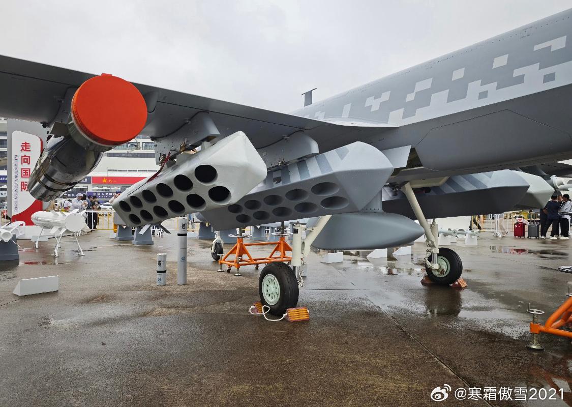 中航无人机公司推出的翼龙-X大型查打一体无人机，航展上展出的是反潜巡逻机构型，翼