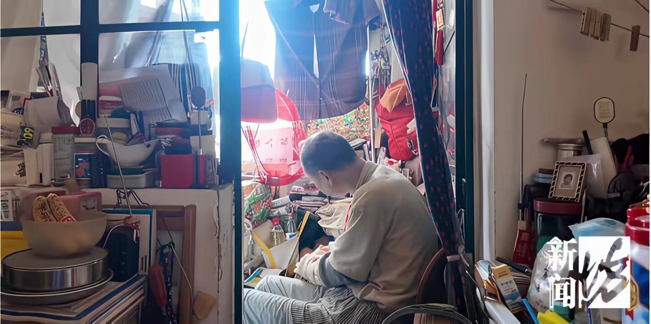 上海“闭关男”，60岁不上厕所，屎尿全塞塑料袋！整栋楼臭到窒息，邻居20年第一次
