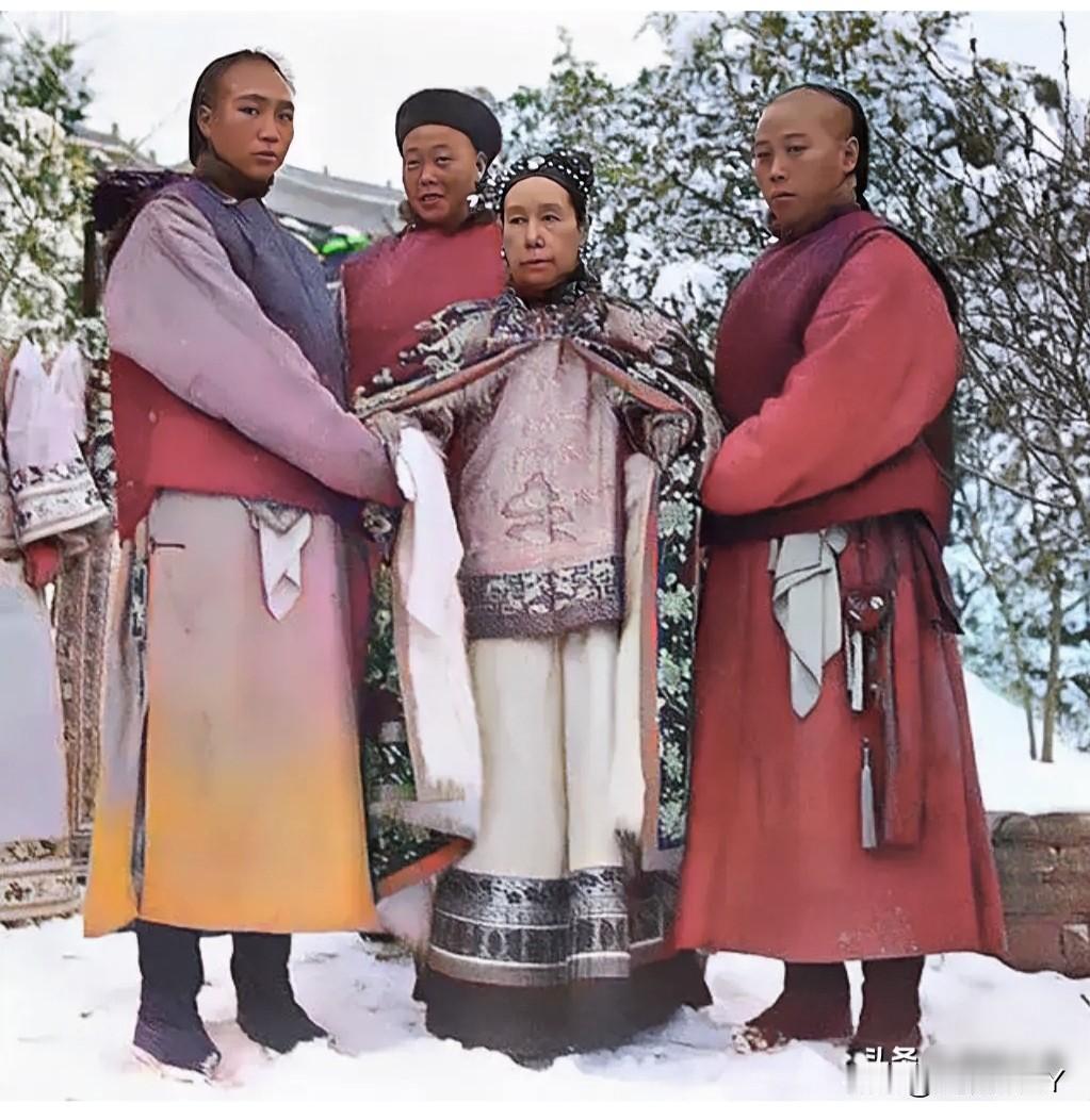 这才是慈禧太后的真实模样，并非演员所饰演的角色！这张老照片摄于1903年，彼时慈