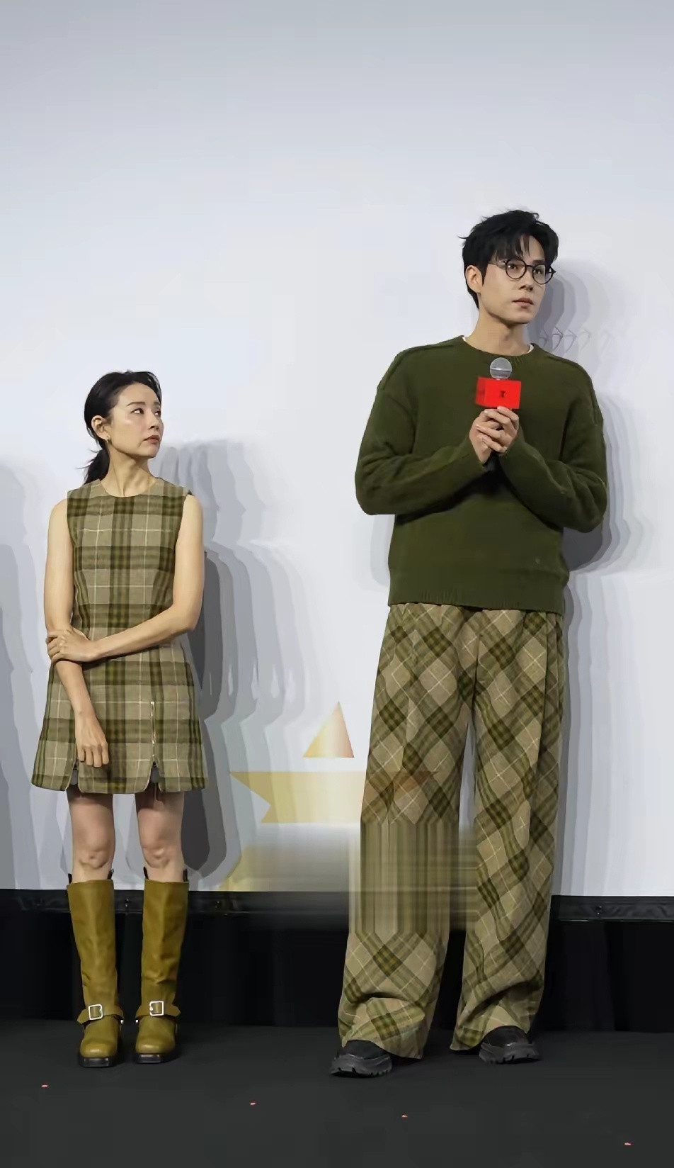 胡一天太高了，一条裤子料够做董洁的大衣了。