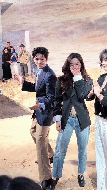 刘诗诗这身穿搭真的好看吗？尤其是这腰带，搭的好奇怪，好突兀，硬凹时尚的感觉，看起