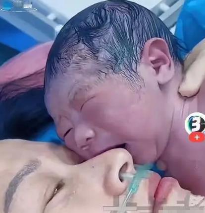 “解释不清了!”山东的一家医院里，一个刚:出生宝宝，突然离开妈妈的身体，小家伙: