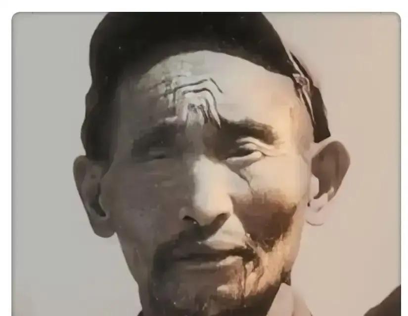 1952年大凉山剿匪，解放军发现一个独眼汉人奴隶，他说自己叫帅仕高。这个名字让军区副政委鲁瑞林当场愣