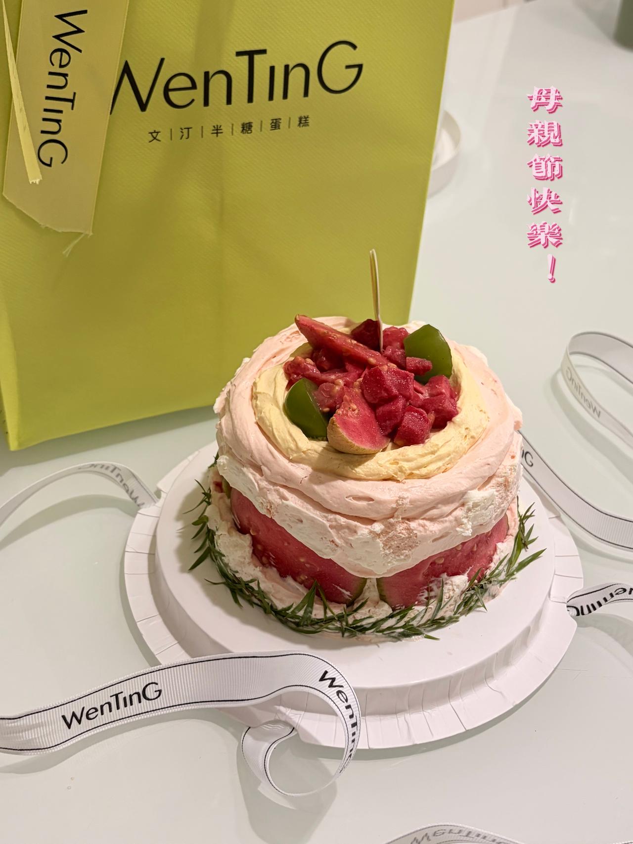 母亲节，女儿带着外孙女送来小蛋糕。蛋糕不大，心意却格外珍贵，每年她都用心给我