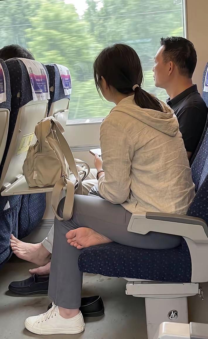 在高铁上遇到这种人该怎么办呢？