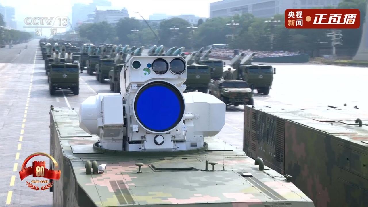 这或许是世界最大的固体激光武器！这次，九三阅兵出场的激光武器，真可谓是赚足了