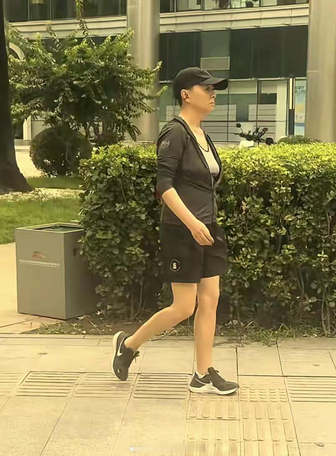 64岁宋丹丹北京街头被偶遇，走路带风好有气质，本人被赞高挑又白！​​​