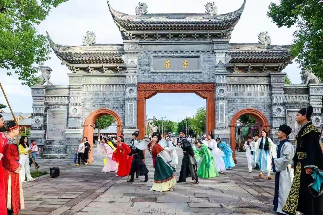 四川李庄古镇景区严重饱和当地交管启动一级管控措施在节假日的热潮中，四川李
