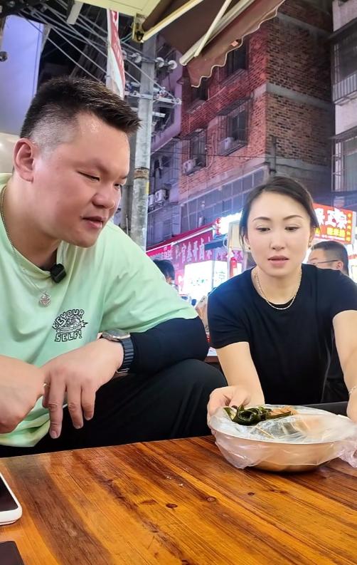 朱芳雨回到广西南宁，约体校同学女班长一起吃夜宵，酸嘢、昆虫宴、烤蝎子土狗、老友粉