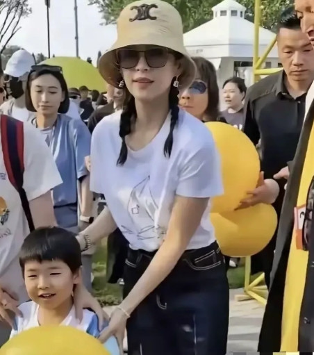 章子怡携子现身活动，那场面相当吸睛。她此次的穿搭为简约风格，一件T恤配上牛仔裤