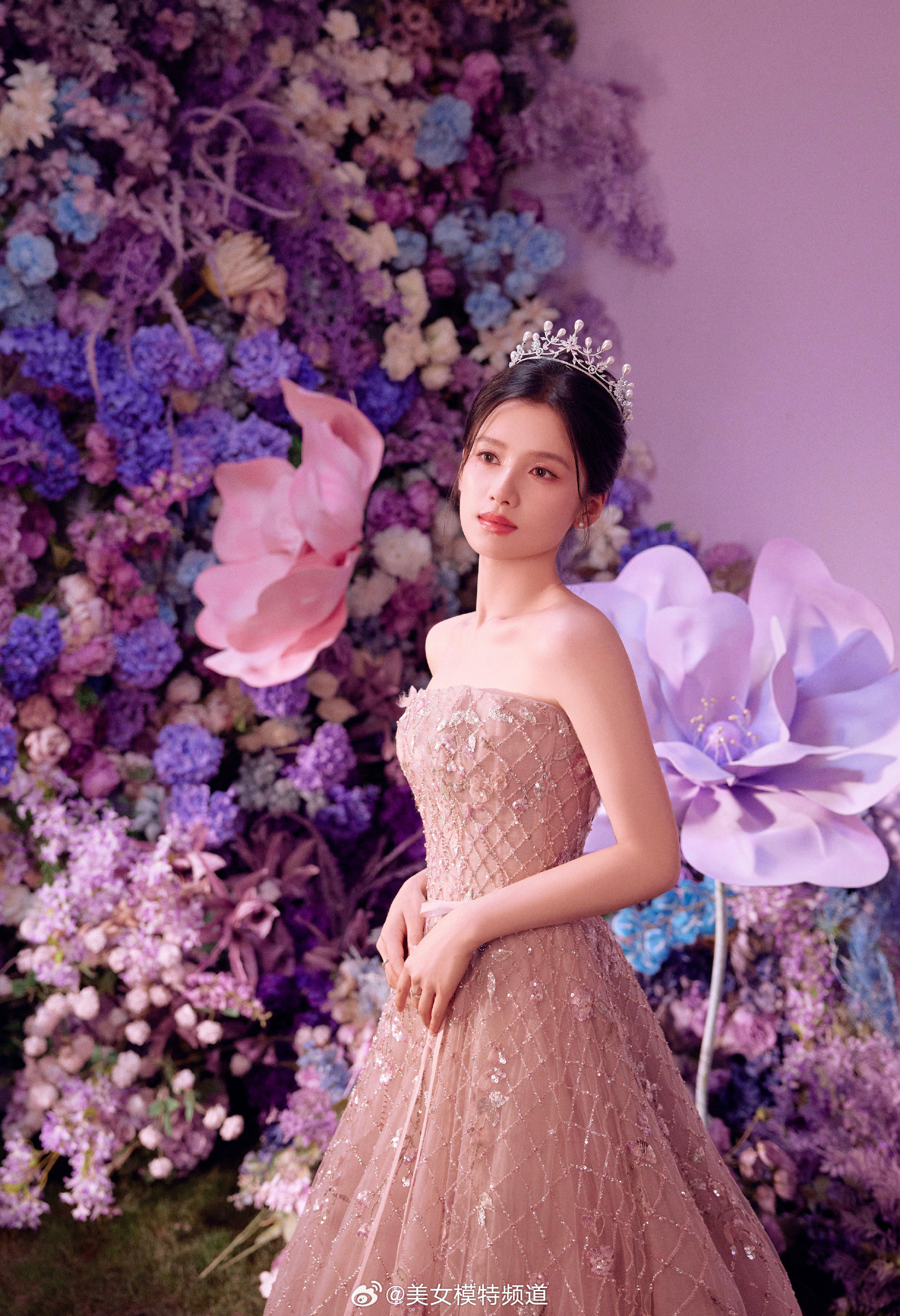 张婧仪微光萦绕花影婆娑​​​