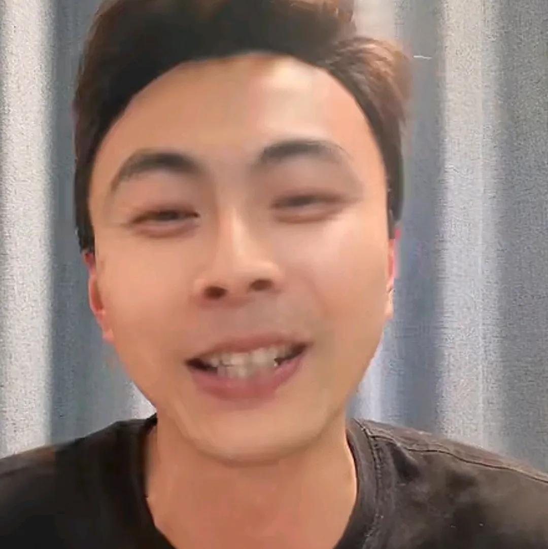 海港球迷邱少认为上海申花未来成绩只会更差。邱少在一场直播中表示，按上海申花目前