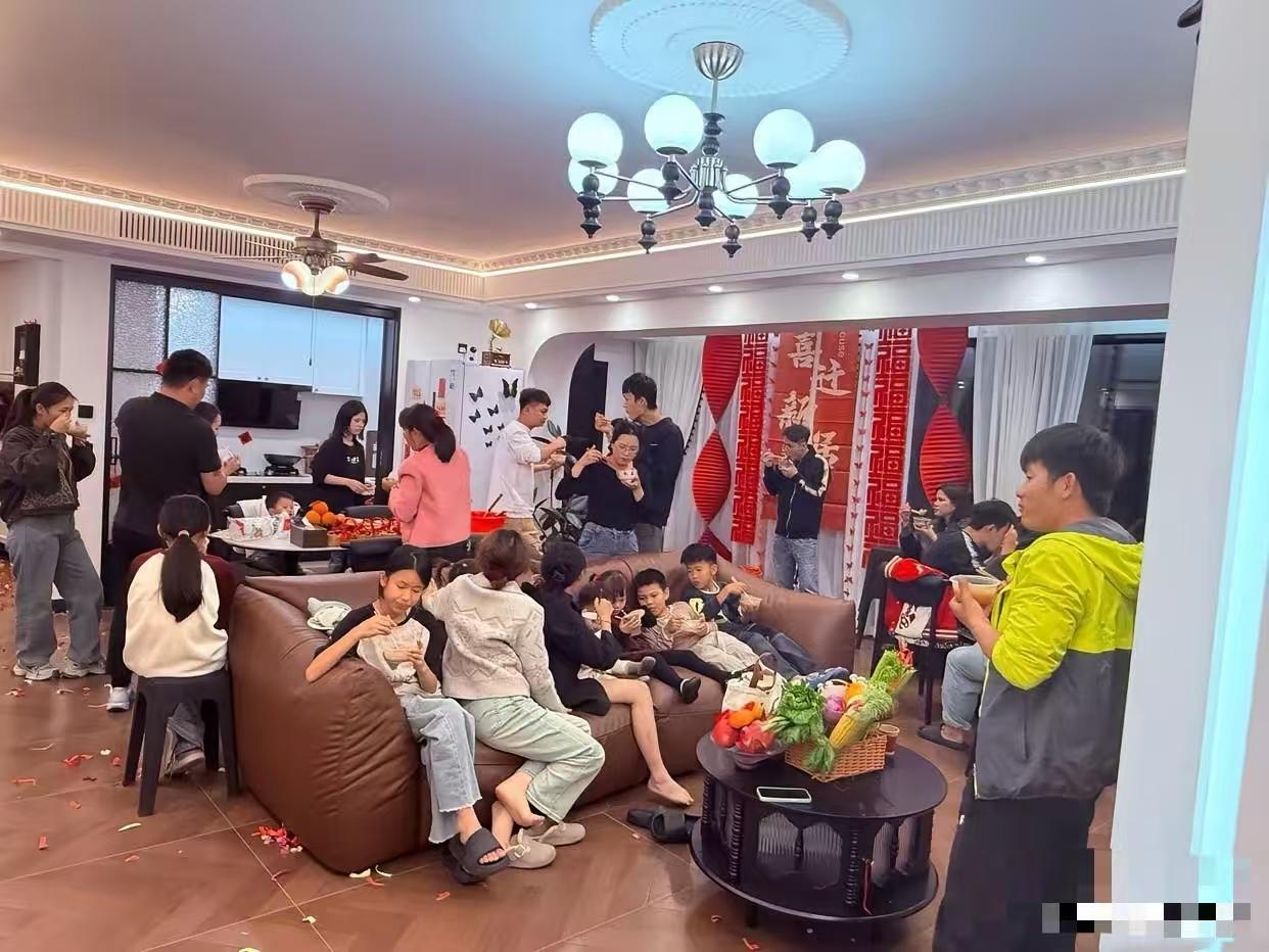 好羡慕这个家庭，我买房一个人也没来。真的羡慕，我搬新家，家里亲戚有的人装有事没来