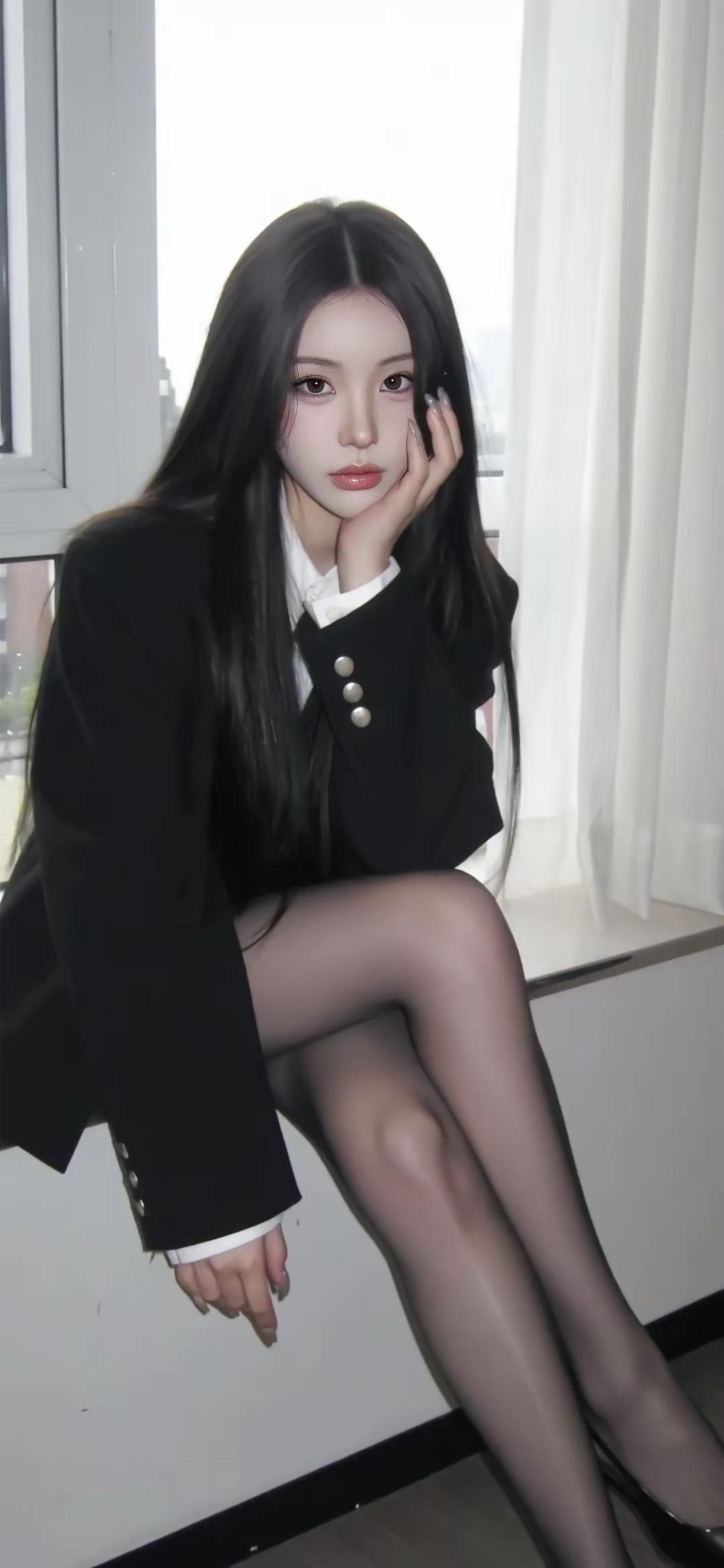 黑发红唇，冷艳气质，黑白配穿搭，时尚又优雅。