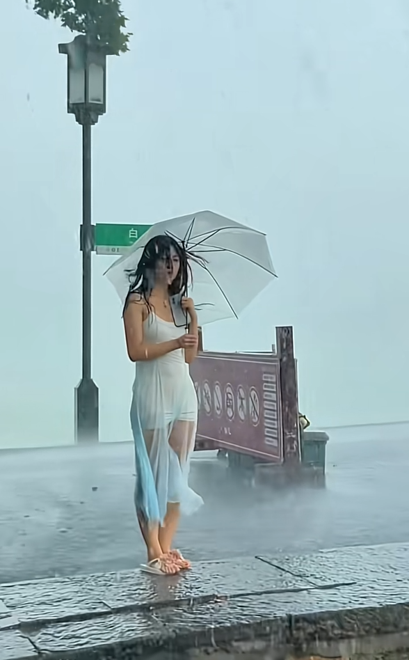 西湖又又又突如其来的暴雨，让断桥上的游客措手不及 