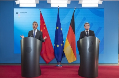 中国外长刚刚抵达柏林，在德国地盘上，中国重提35年前的