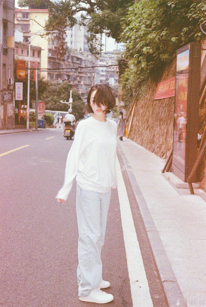 蒋梦婕邻家女孩既视感蒋梦婕短发素颜街拍真的是超温柔超漂亮的呀，完全就是邻家女