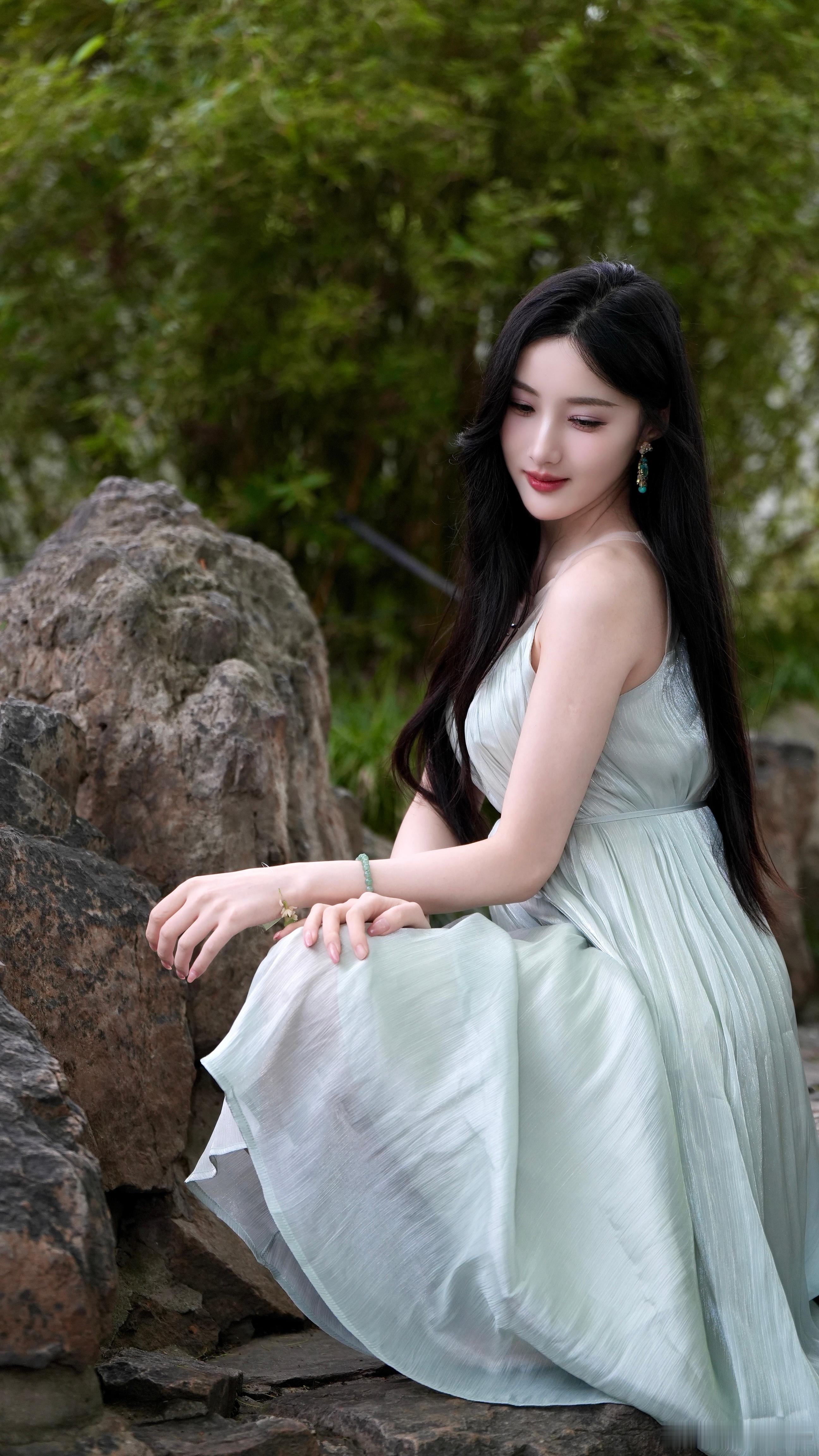 青竹映石，风拂罗裙，一帧江南温柔。苏州约拍漂亮小姐姐长裙苏州苏州