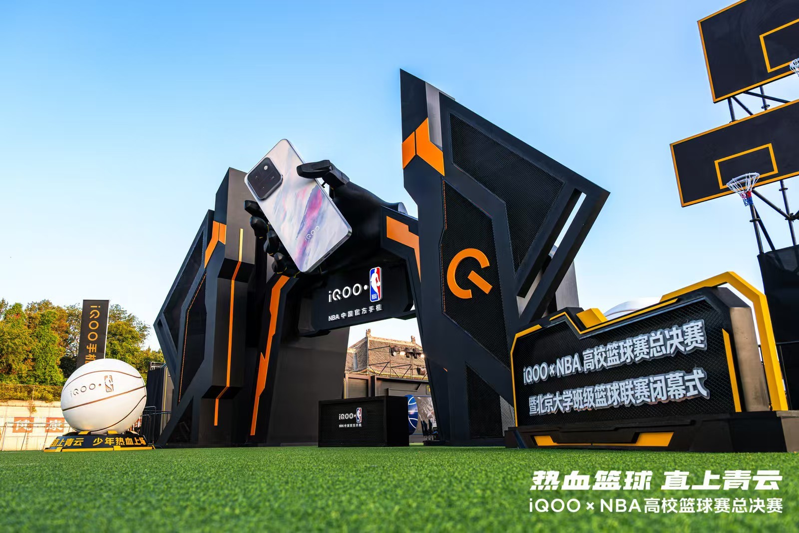 郭艾伦只签iQOO手机现场名场面直击！球迷纷纷上前求签名，郭艾伦一句灵魂拷问“