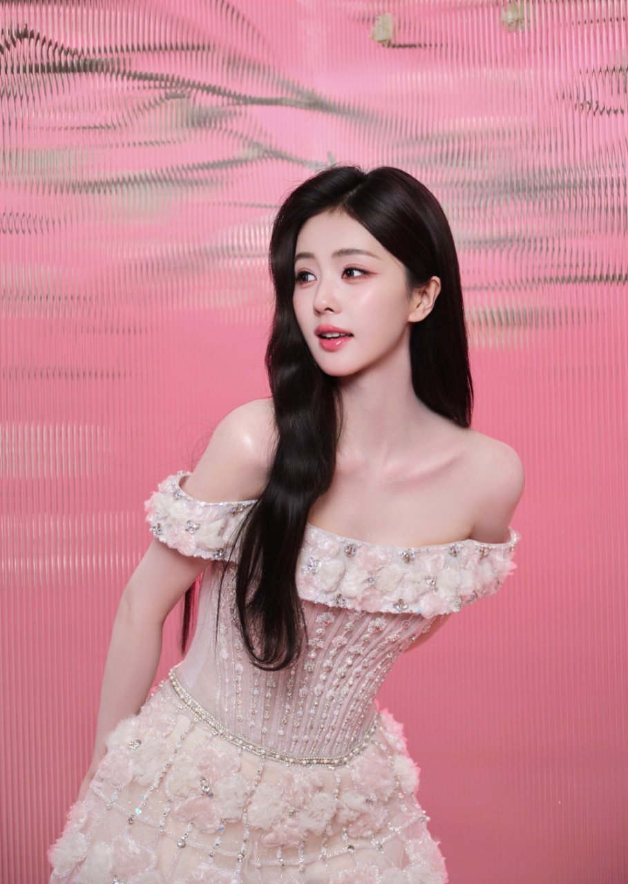 白鹿春日玉兰粉裙一袭粉裙适配满园玉兰，白鹿灵动柔美把春日氛围感拉满白鹿玉兰小花仙