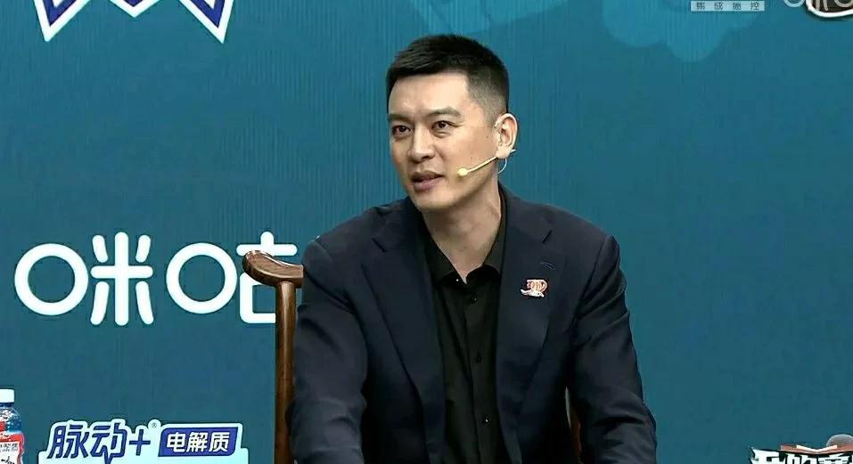 说实话，我挺反感杨鸣执教时对着裁判挥拳怒吼以及场边狂魔乱舞的行为，不过我却非常欣