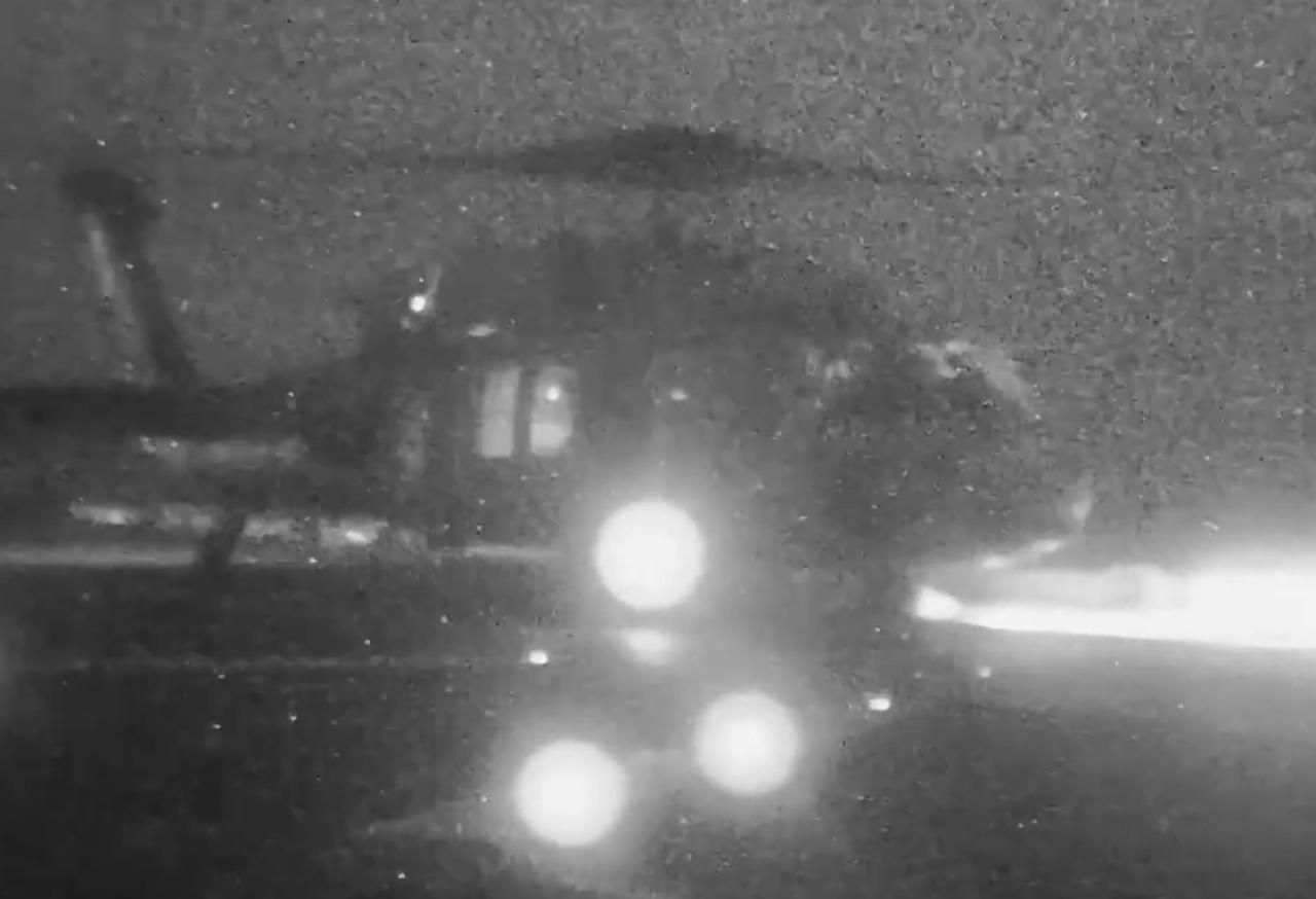 太欺负人了！美军的黎波里号的舰载直升机，搭载陆战队员，索降登陆被拦截的伊朗货