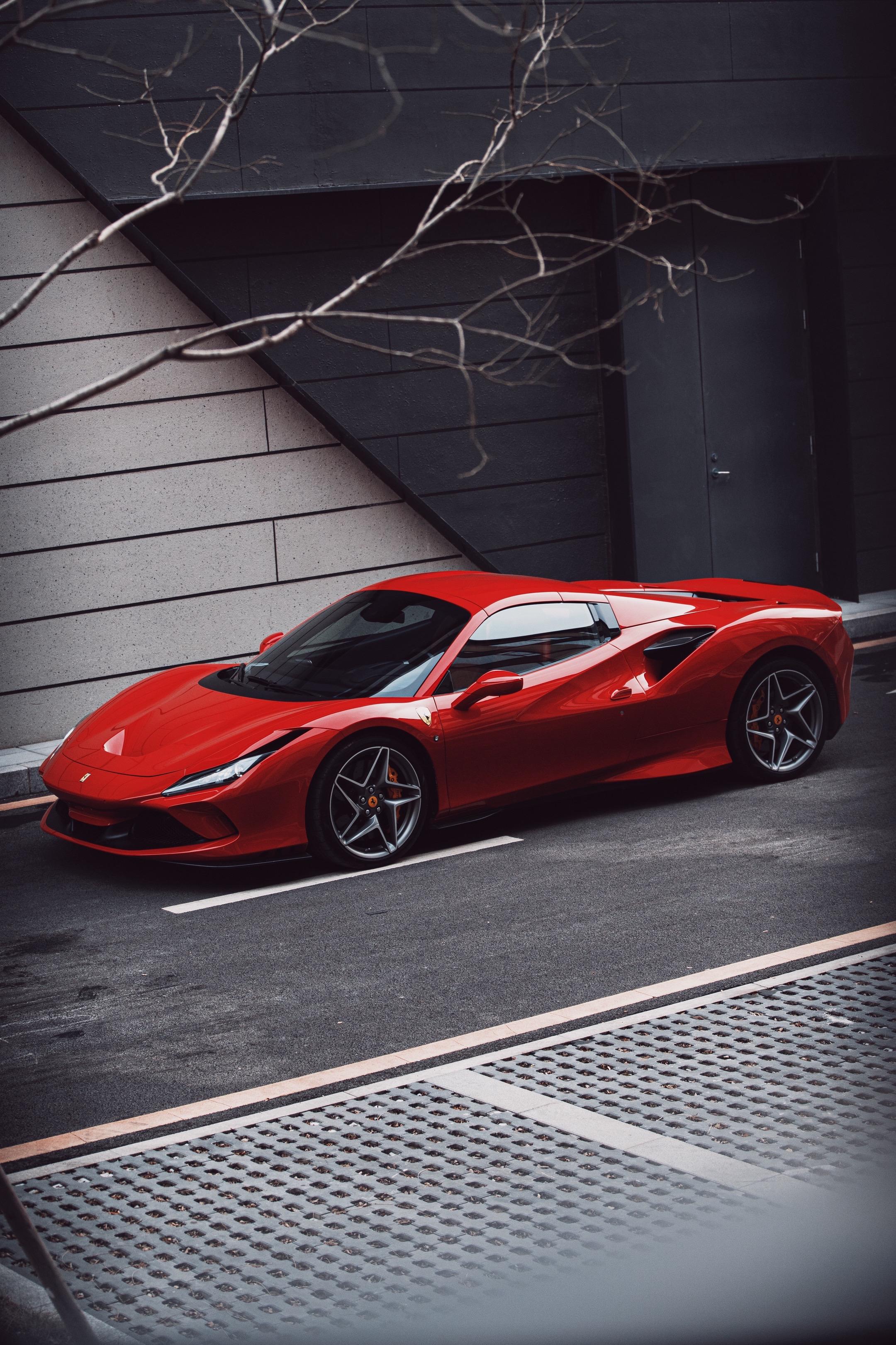 敞篷跃马。“女孩从不会在意你的法拉利是什么颜色”