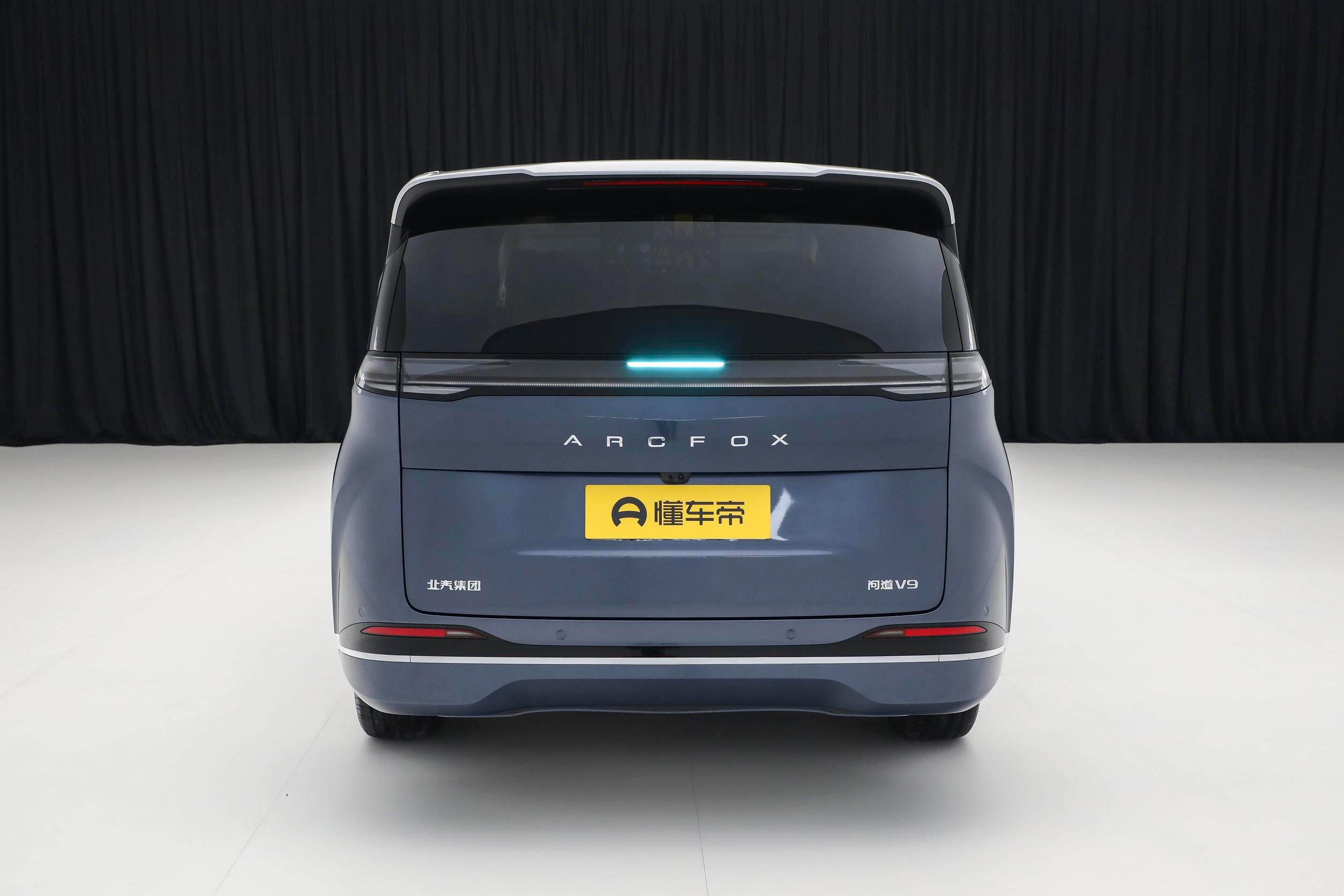 MPV的设计必须是四平八稳、油腻风？理想MEGA不是，极狐问道V9也不是。我挺喜