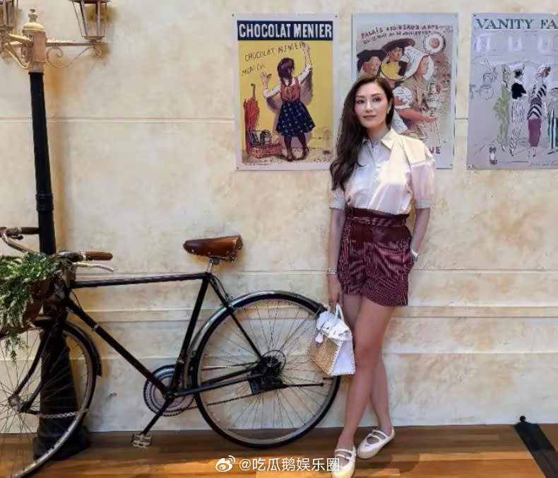 55岁李嘉欣在新加坡拍“港风”照，复刻20年前的自己！！！​​​