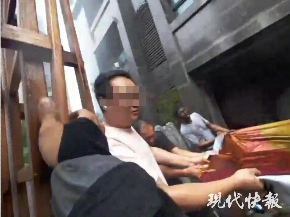 连云港消防回应火灾母女坠楼7月27日一小区发生火灾，一对被困4楼窗台的母女不幸坠