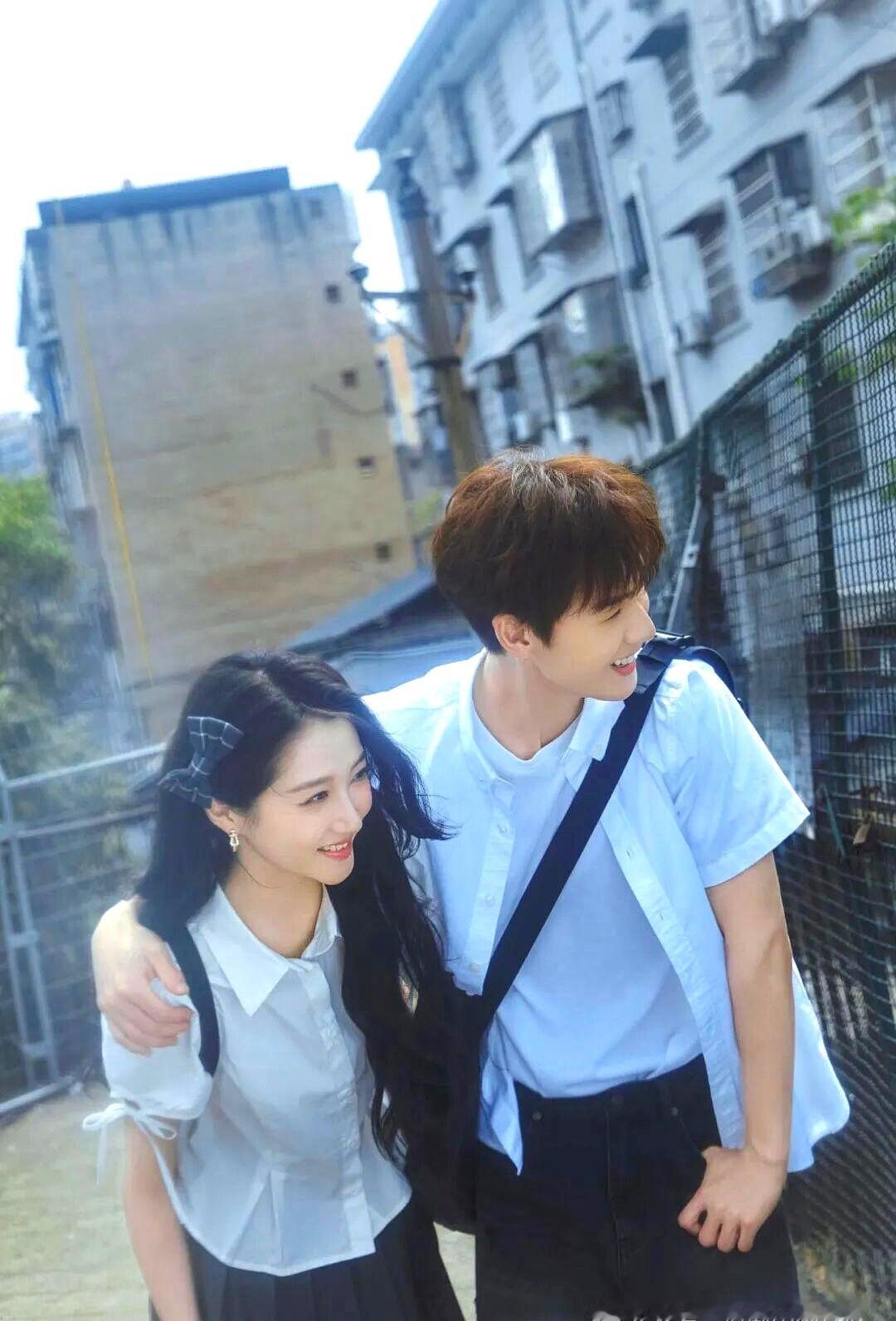 关晓彤这次搭档的男主，有点意思。新剧《耀眼》开播就炸了，预约量冲破200万，