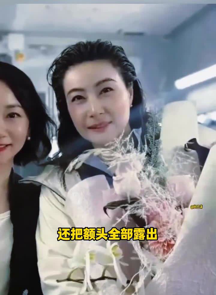习惯了郭晶晶素颜，第一次见郭晶晶化浓妆，还把额头全部露出，这天庭可真饱满。郭晶晶
