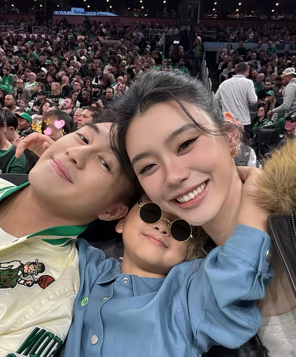 奚梦瑶的儿子真是不愧是投胎学个基因学的领跑者,原本以为赌王长孙这个头衔已经够他凡