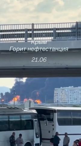 【通过刻赤大桥从克里米亚撤离的出口处俄罗斯人形成了长队。目前桥附近约有600辆汽
