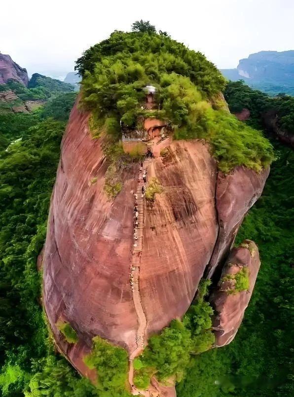 这个景区我去过两次，没有上去过一次峰顶，不是爬不上去，是恐高，上去了就不敢往下看