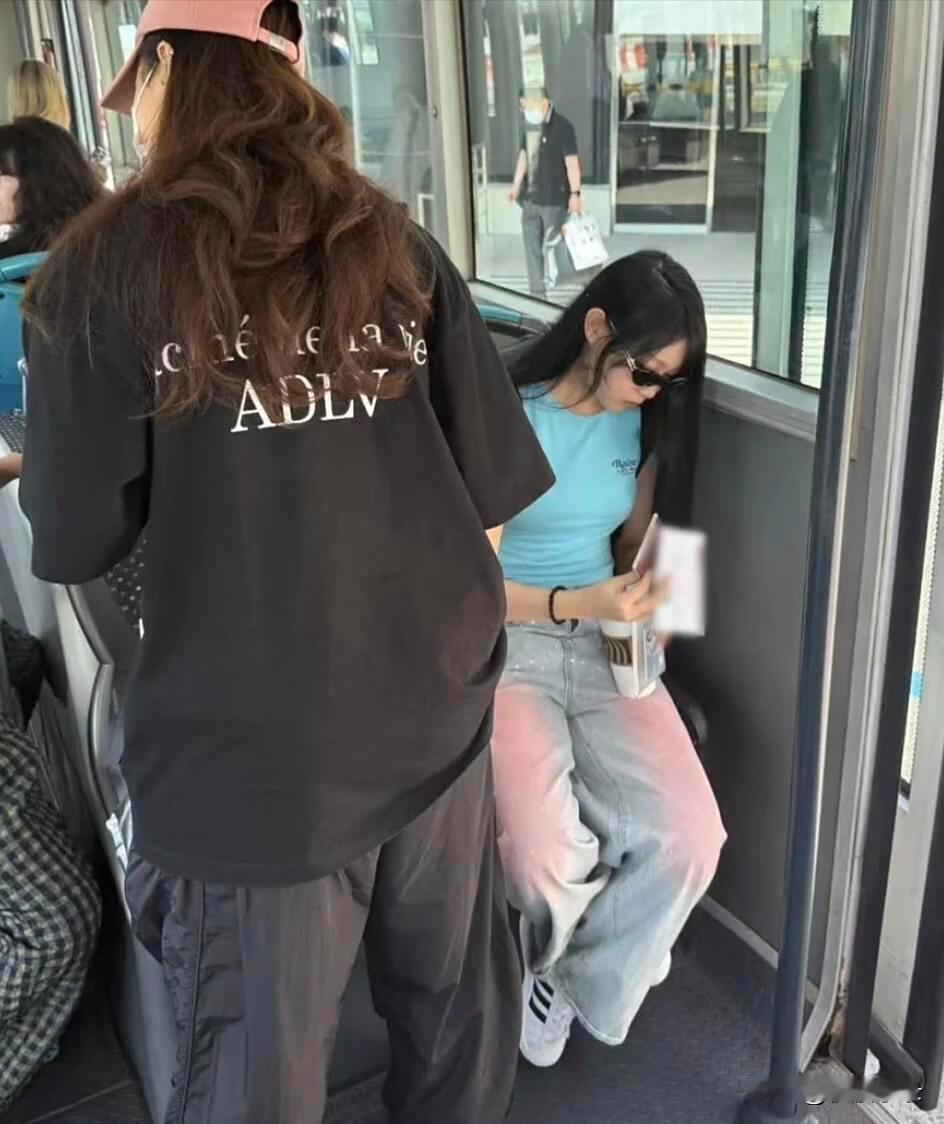 小沈阳18岁女儿沈佳润现身韩国机场，她戴着大墨镜，手拿咖啡，打扮得光鲜亮丽，好像