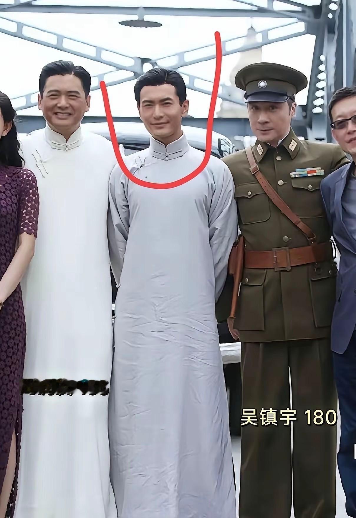 一到大型活动，黄晓明的身高又被拿出来调侃，这张照片一看，黄晓明身高180好像不是