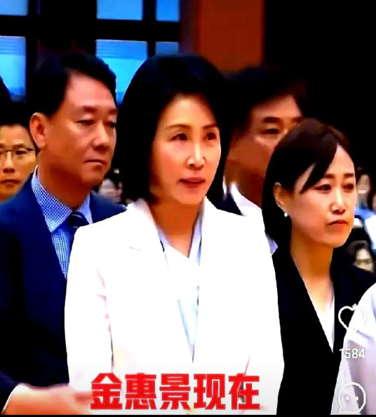 李在明老婆金惠景在他当选之后做的第一件事，不是立刻陪着李在明参加就职典礼，也不是