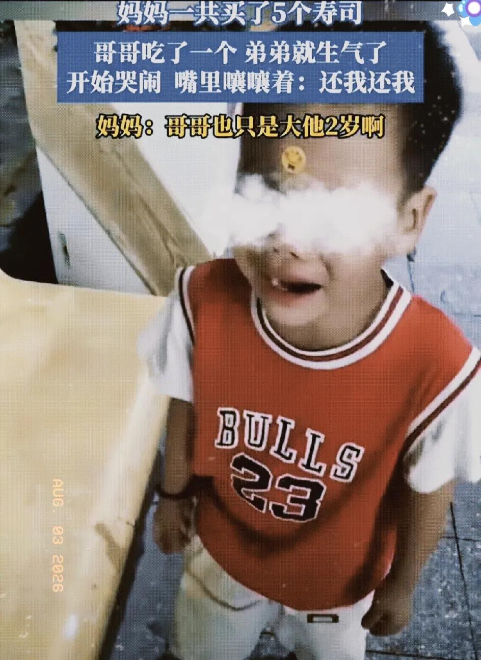 5个寿司哥哥吃掉一个，弟弟当场撒泼打滚哭喊还我，妈妈十分无奈妈妈买了5个寿