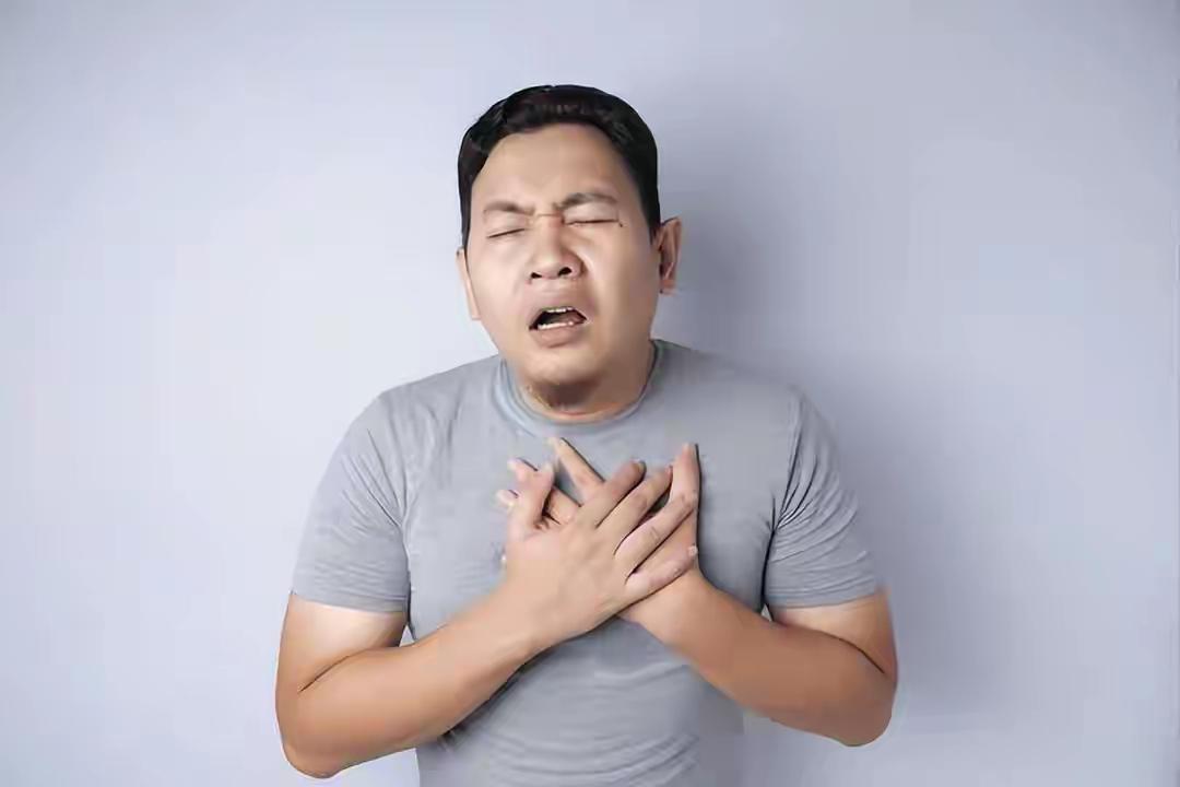 “尼帕病毒”来势汹汹，建议：每家备好5样东西，关键时刻能救命药店货架上，口罩和